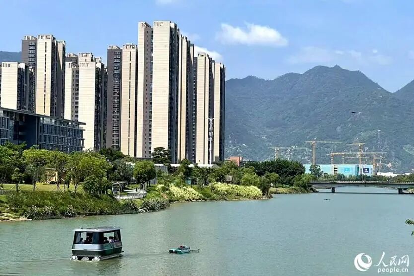 在福州高新區，無人駕駛游船搭乘起來不僅沒有渦旋聲，而且不會顛簸，舒適感滿滿。人民網記者 林盈攝