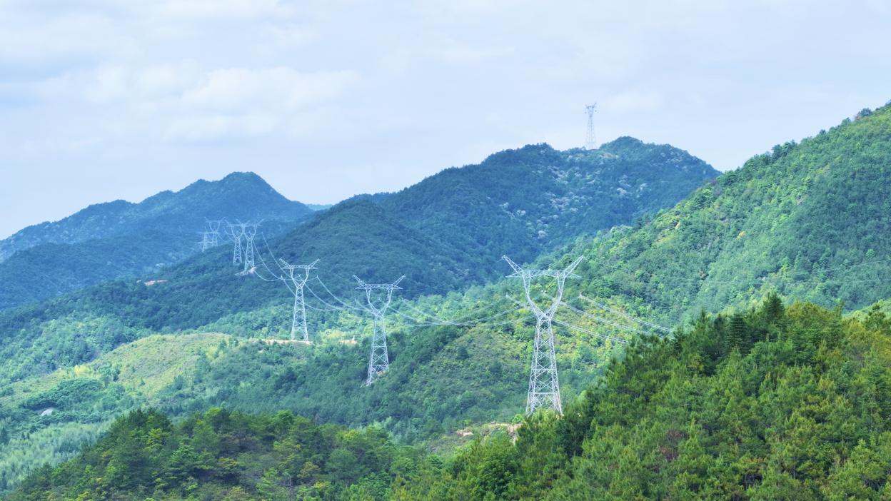 福建汀州500千伏输变电工程线路工程建设现场。