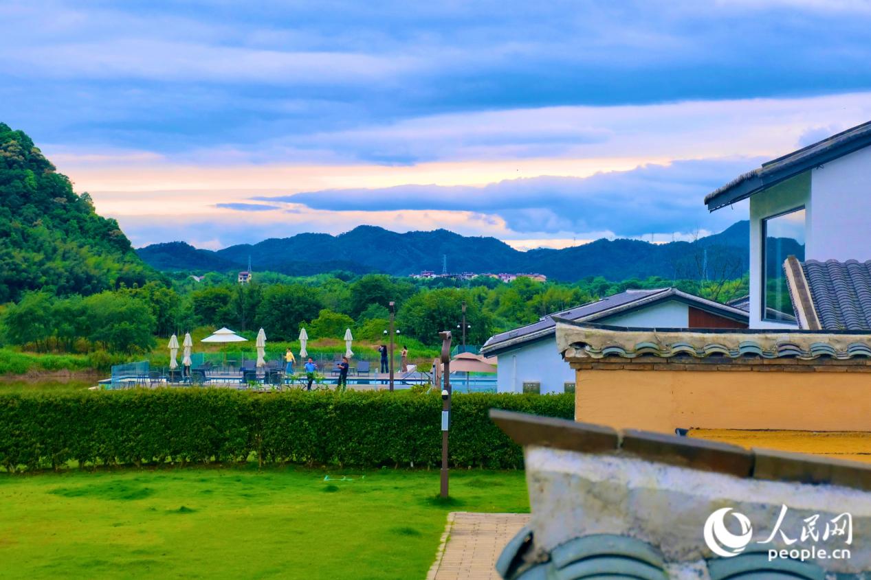 夕阳下的马伏村。人民网 欧阳奕奕摄