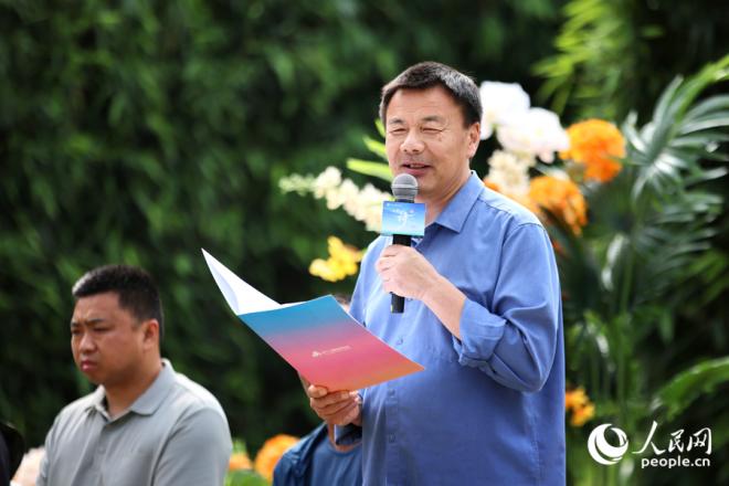 “外卖诗人”王计兵读诗。人民网记者 陈博摄