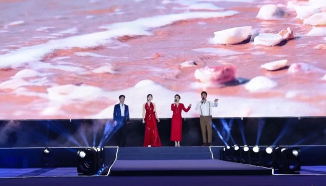 来自中央音乐学院的演唱者带来《外婆的澎湖湾》和《珊瑚颂》两首经典旋律，用动人歌声联结四海同心