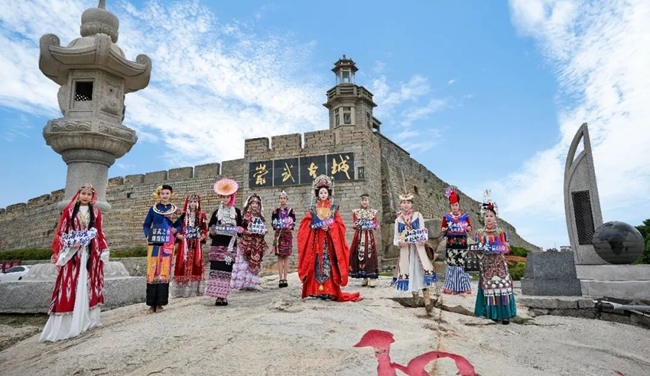 各民族新娘服饰亮相崇武古城