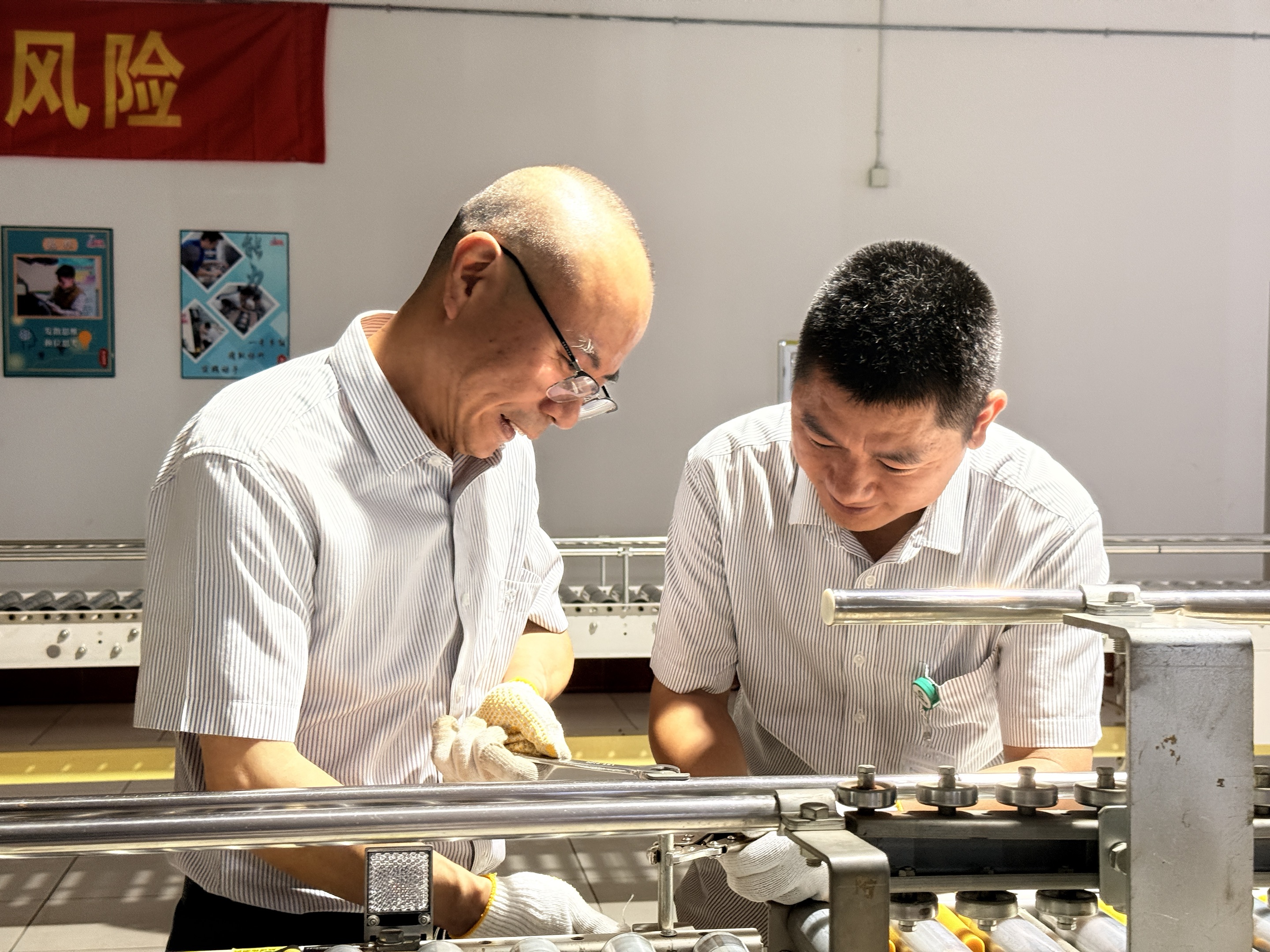 技术人员对改造后的分拣线进行检修调试
