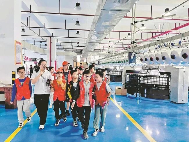 學生參觀惠安校服企業生產車間。惠安縣委宣傳部供圖