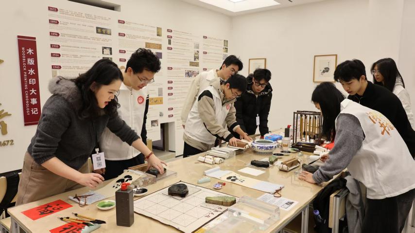 集美大学实践队体验非遗技艺木板水印