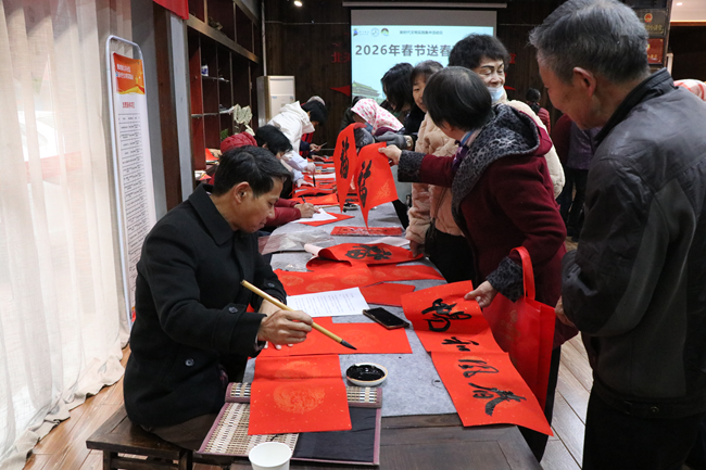 惠安县老年大学在惠安北关社区开展义写春联活动