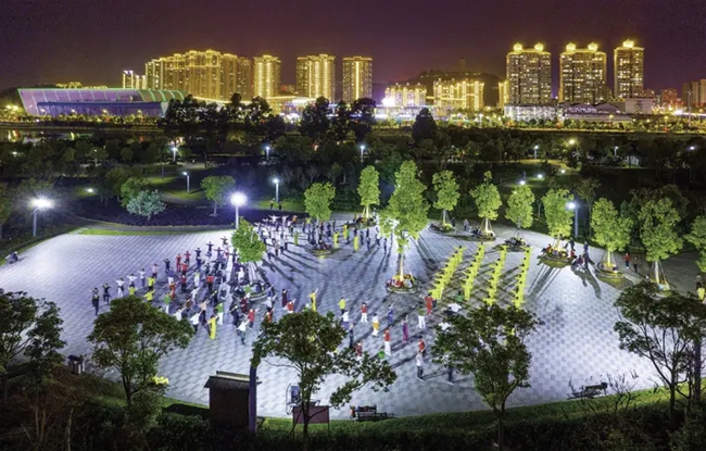 市民在兰溪公园运动健身。卓仕尉摄
