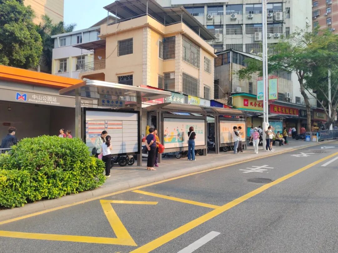 “實驗小學”站南側站點施工后