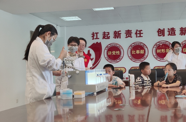 工作人员带孩子们解锁自来水的“诞生之旅”（资料图）