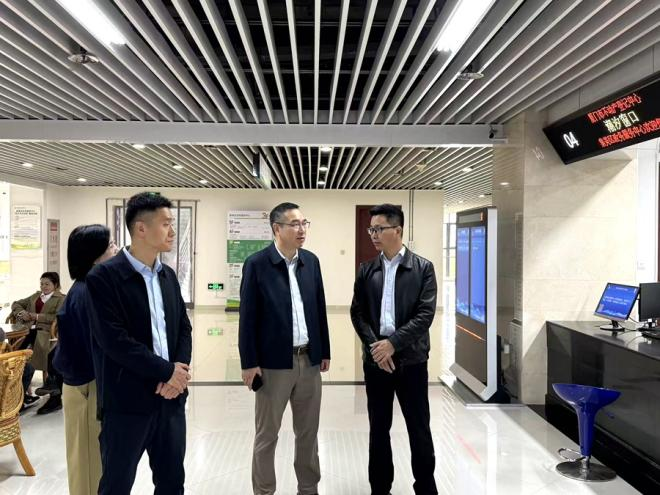 厦门市不动产登记中心及分中心相关负责人深入政务服务一线。