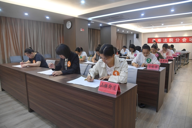 參賽選手們正在進行筆試考核