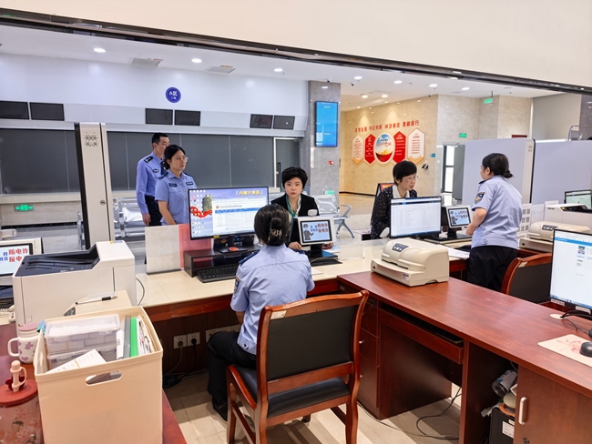 省政协委员修珍萍、黄淑红以办事群众身份到长泰区行政服务中心窗口全流程体验政务服务效能并提出意见建议。