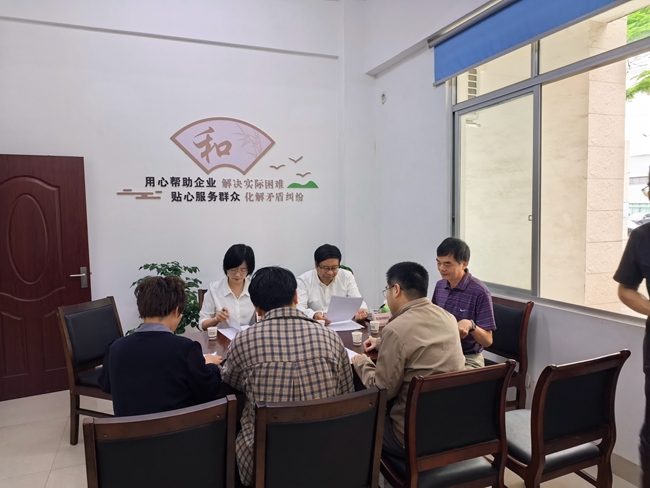 省政协常委叶道明律师和长泰区政协委员林雅玲共同参与建设工程施工合同纠纷等案件调解。