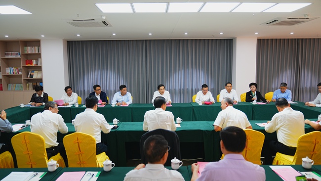 省市区三级政协委员和部分企业家代表在长泰区开展“诚信八闽行”宣传活动并座谈交流营商环境问题及建议。