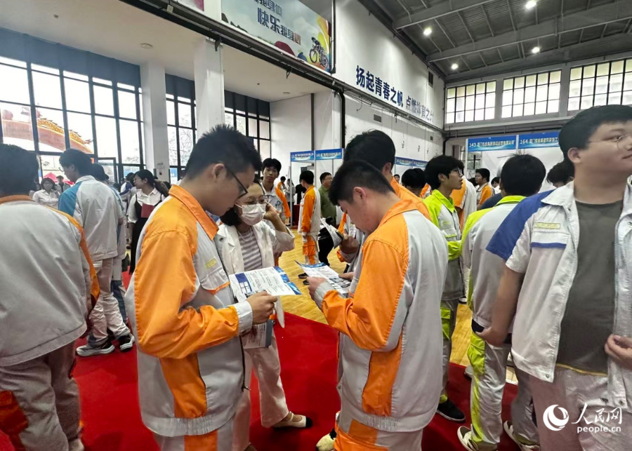 招聘会现场。人民网记者 张萌摄