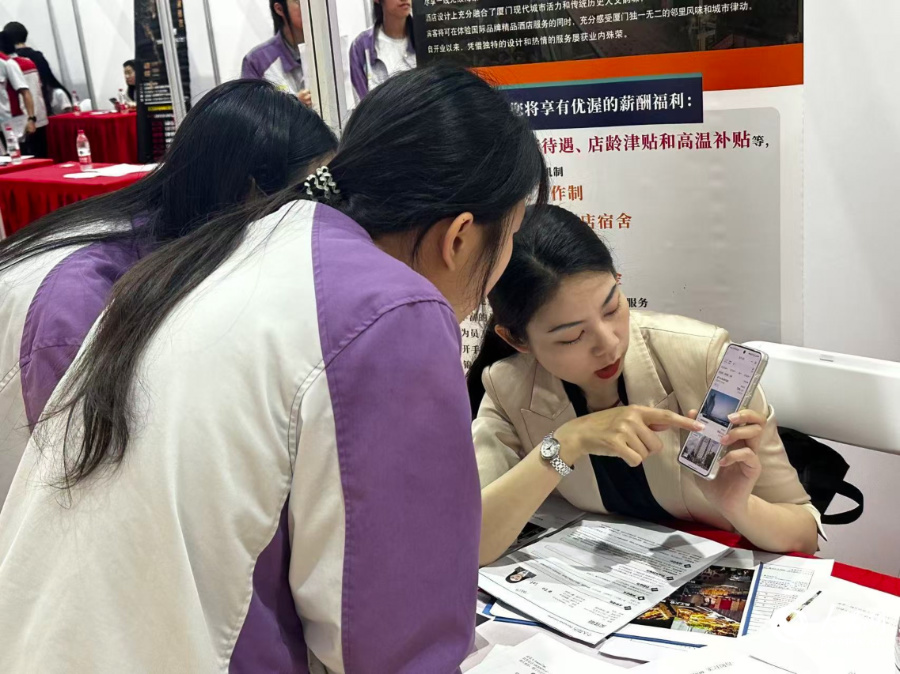 招聘人员向学生们介绍岗位信息。人民网记者 张萌摄