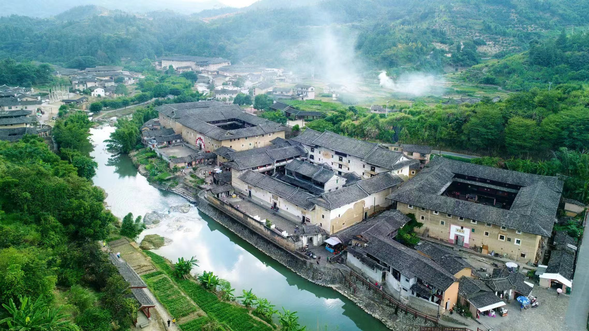 福建省龙岩永定土楼群。许声超摄