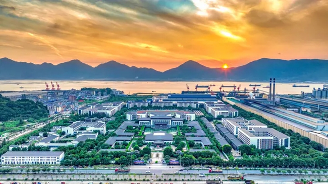 青拓集团厂区。李郁摄