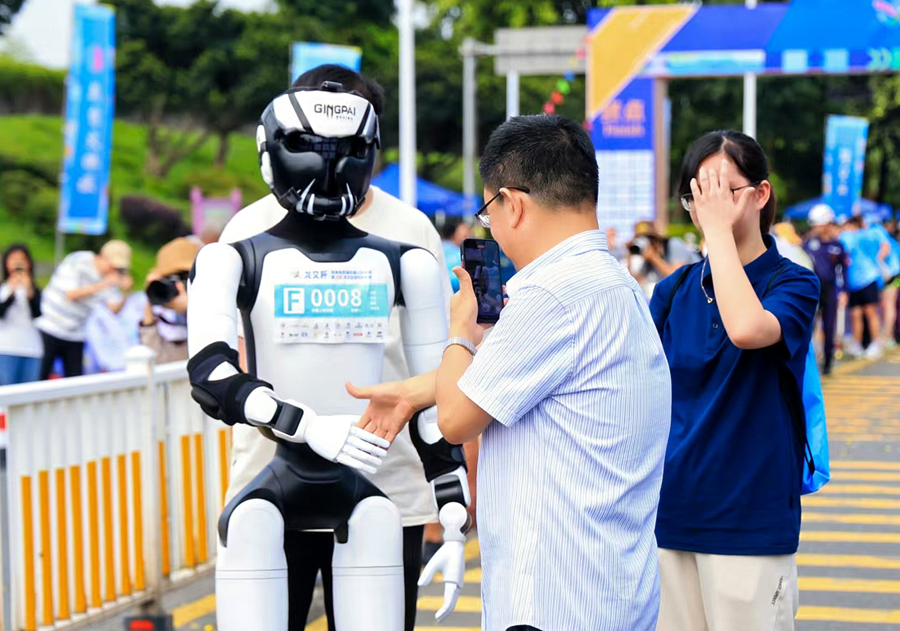 群眾與機器人互動。龍文區融媒體中心供圖