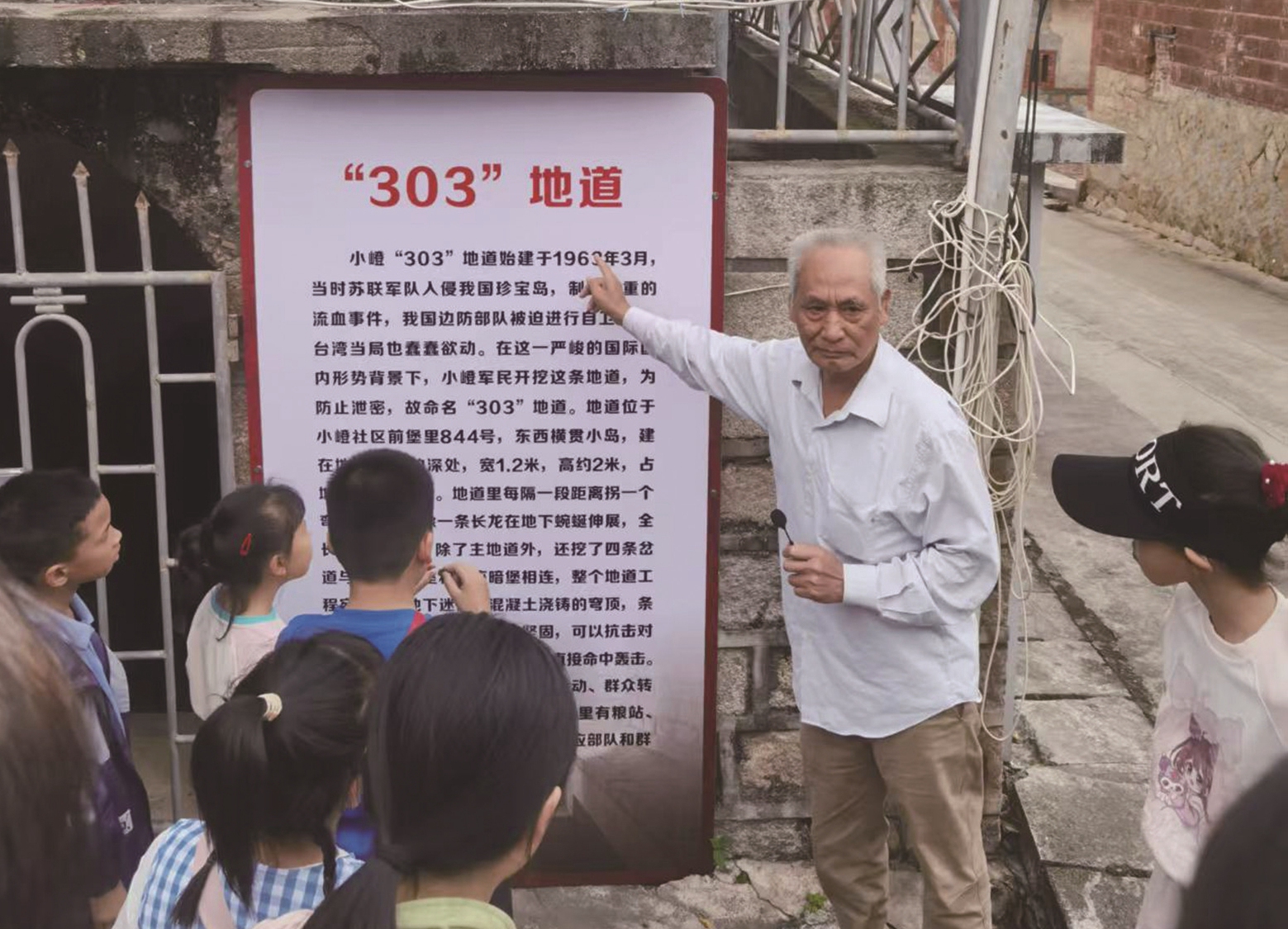 303坑道，宣講員邱奕清實地講述1958年炮戰歷史。