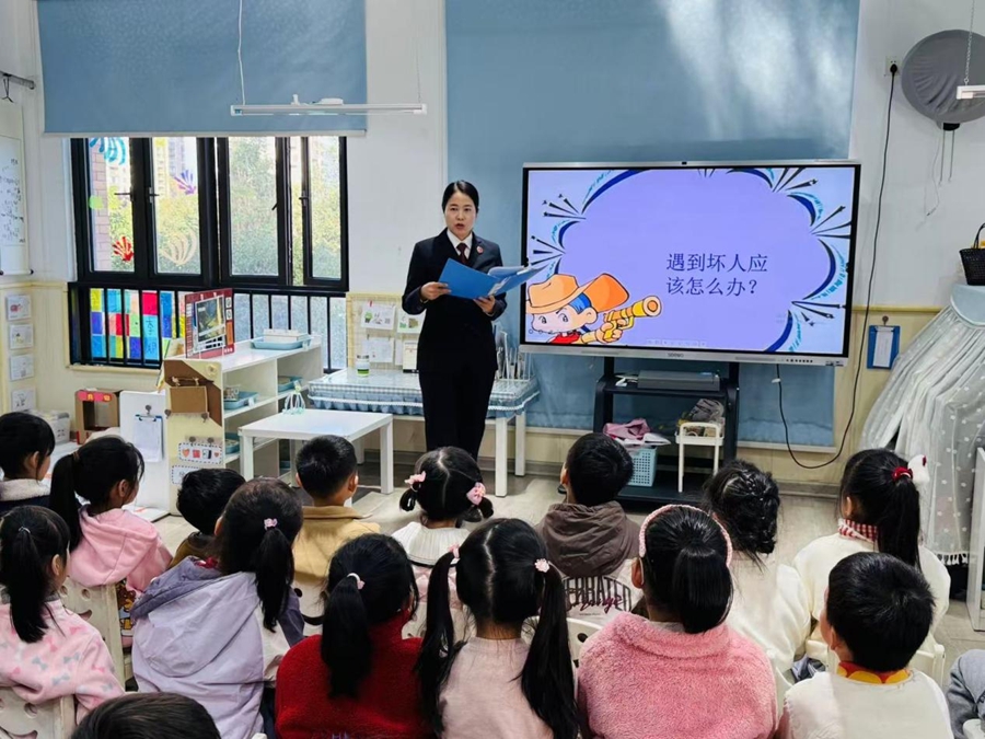 福清市檢察院“檢心向陽”黨員志願者服務隊成員為孩子們帶來“法治開學第一課”