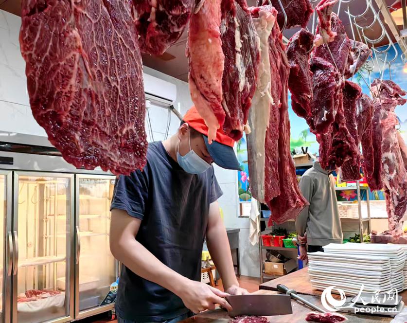 在詔安縣一家牛肉火鍋,工作人員在切鮮牛肉。人民網 蘇海森攝