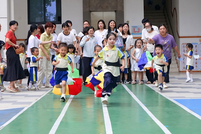 孩子們綁上減速傘賽跑，通過趣味游戲感受科學知識