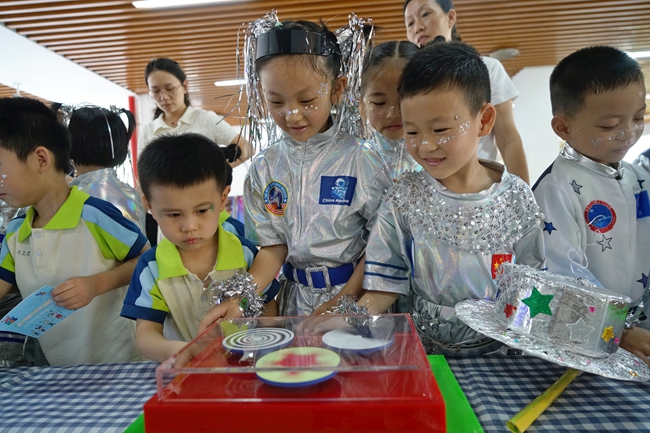 孩子們正在探索體驗趣味科學實驗器材