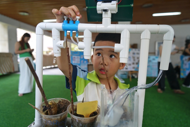 孩子正在體驗滴灌技術，感受農業智慧