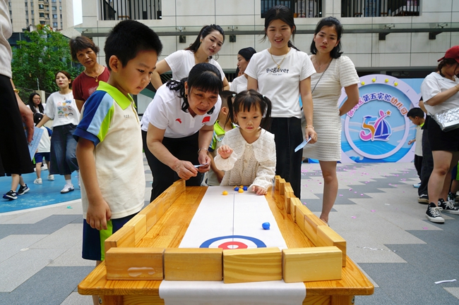 孩子們正在玩趣味冰壺游戲