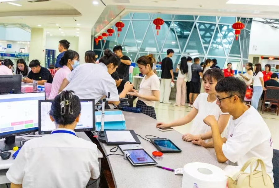 當天，446對新人在龍岩市政務服務中心共赴幸福之約