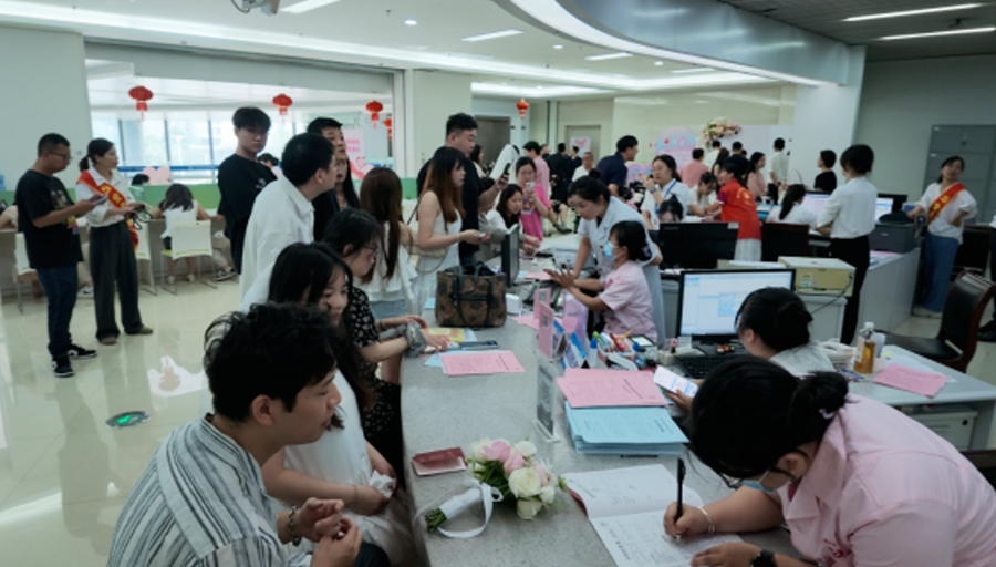 龍岩市政務服務中心全力保障新人登記需求