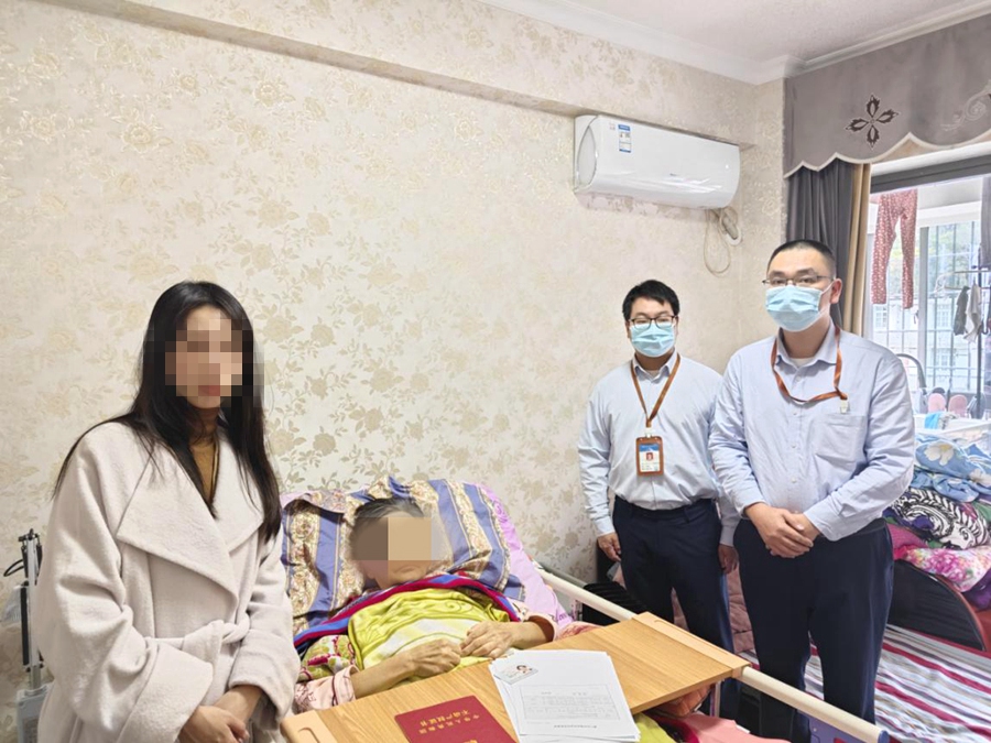 主動“上門辦”，把不動產登記服務送進群眾家。廈門市不動產登記中心供圖