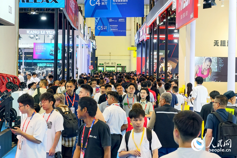 展会现场人声鼎沸，热闹非凡。人民网记者 陈博摄