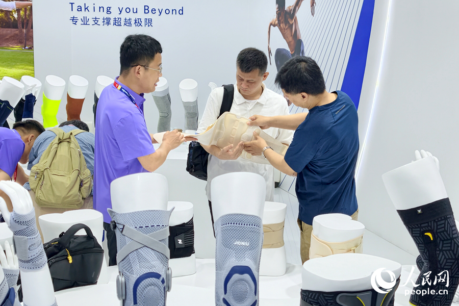 展商向专业观众讲解产品。人民网记者 陈博摄