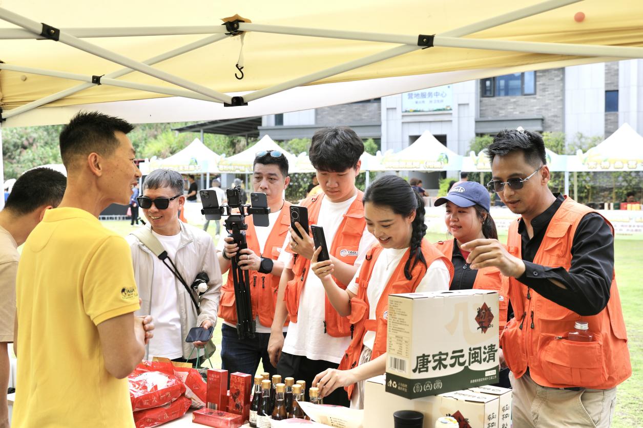 在九野小镇的“福农优品”集市上，福建电商助农联盟主播对着镜头热情推介。主办方供图