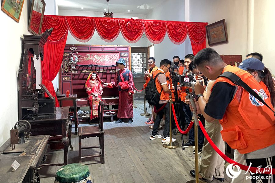 福建电商助农联盟代表在闽都民俗园，通过直播向网友介绍闽侯民俗文化。人民网 谢星宇摄