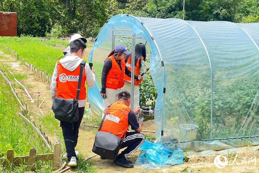 福建电商助农联盟代表在西榄湖趣露营地，通过镜头让网友感受乡村文旅新活力。人民网 谢星宇摄