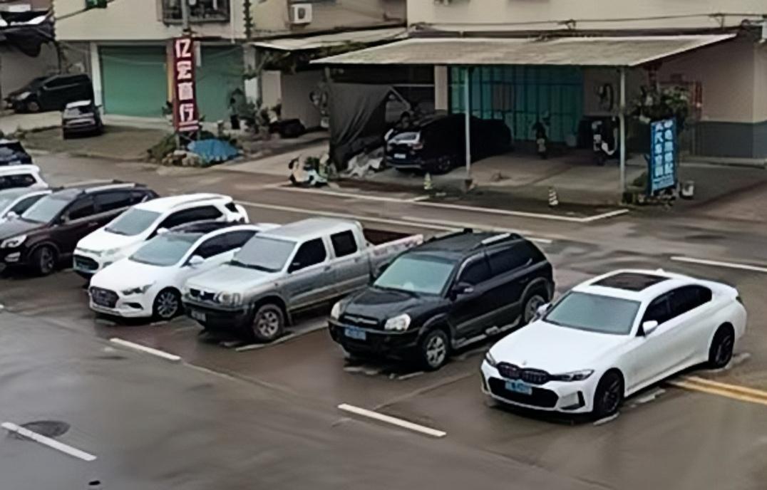 车辆停放区域已从路侧“延伸”至主车道，部分车辆直接停在道路中间的双黄线上。林女士摄于2026年5月20日