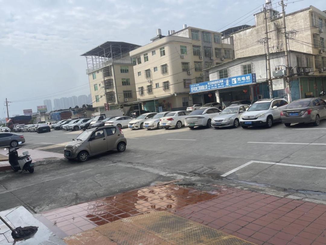 平和县小溪镇果蔬市场附近道路两侧车辆密集停放，挤占通行空间。林女士摄于2026年5月11日