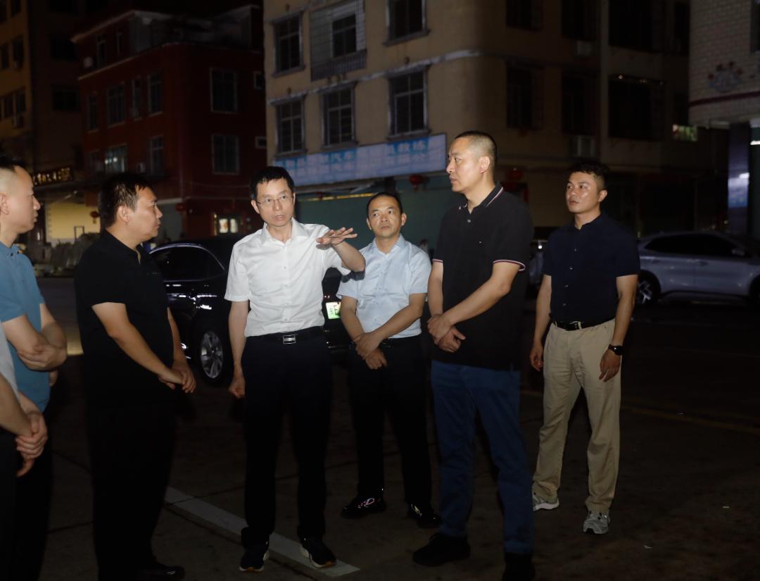 5月20日，平和县县长黄永健带队到小溪镇迎宾路附近，实地督导车辆停放秩序整治工作。图源：平和新闻