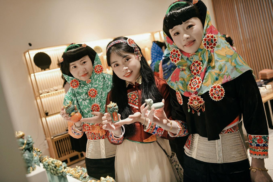 “指尖承古艺 巧作绽芳华”网络名人采风活动中，惠安女们在工业游活动现场。惠安县委宣传部供图
