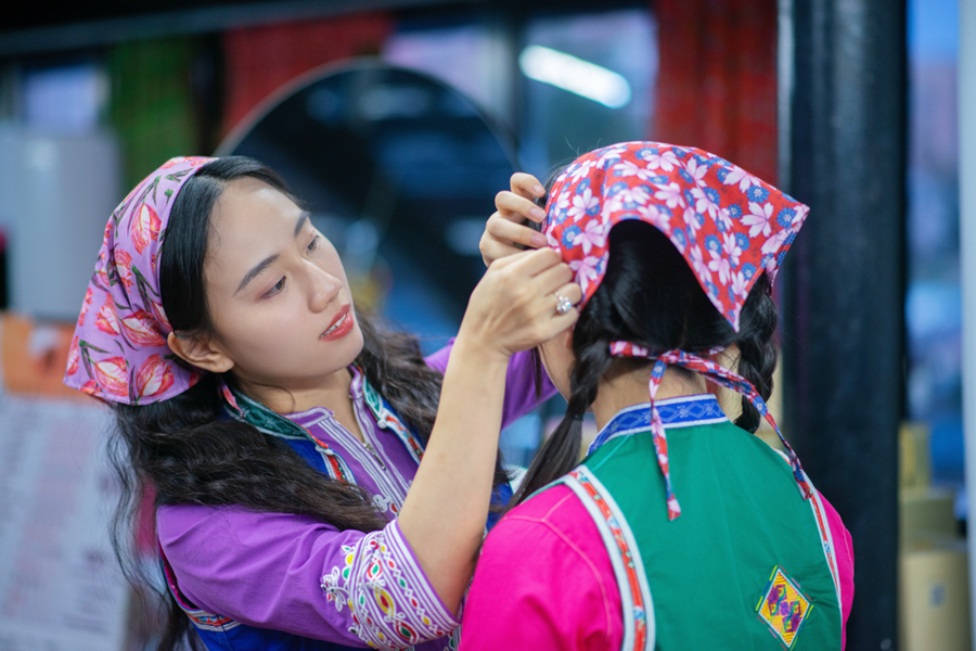 专注于非遗惠安女服饰的返乡创业青年‌李开白正在为游客做惠女服饰妆造。庄从容摄