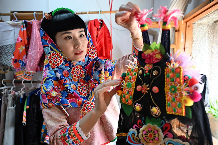 惠安女服饰代表性传承人张美玲在整理惠女服。惠安县委宣传部供图