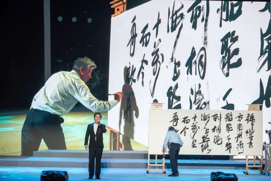 廖昌永与范迪安在小岞共同演绎作品。惠安县委宣传部供图