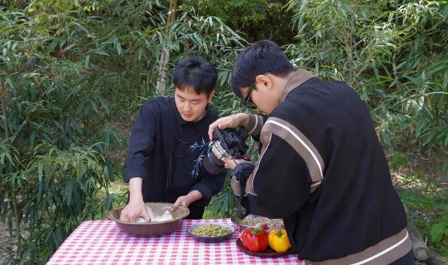 卓林峰（左）和沈翔宇（右）在拍摄视频。泗桥乡供图