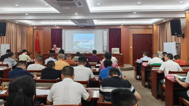安溪县地质灾害研究所所长卓万生在县委党校县管干部培训会上讲解地质灾害防治知识