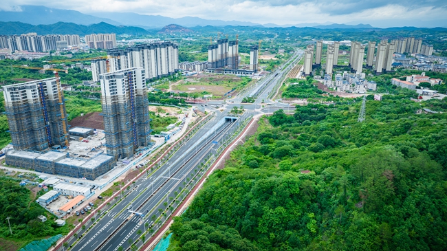 随着国道G205上杭背头岭至湖洋段建成通车，这条曾困扰当地多年的“断头路”被彻底打通。张锐畅摄