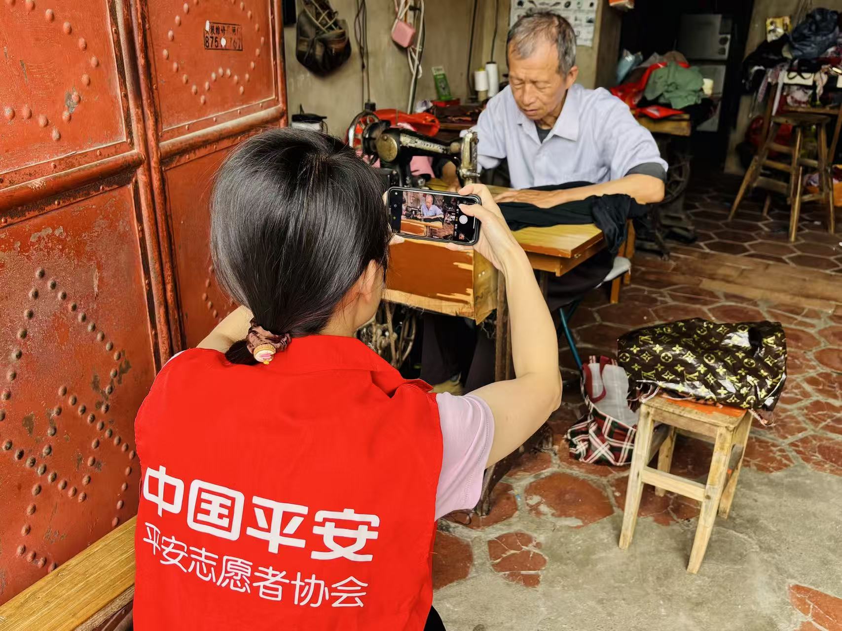 平安产险志愿者帮助老手艺人纪念匠心坚守。
