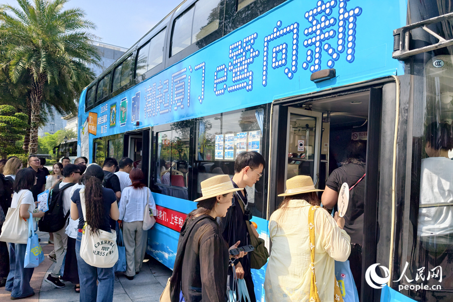 采风团一行登上印有“潮起厦门 e鹭向新”主题的双层巴士，开启丰富多彩的行程。人民网记者 陈博摄